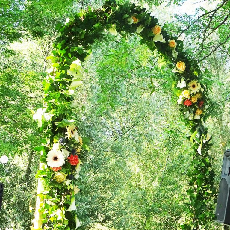 arche florale cérémonie de mariage laïque