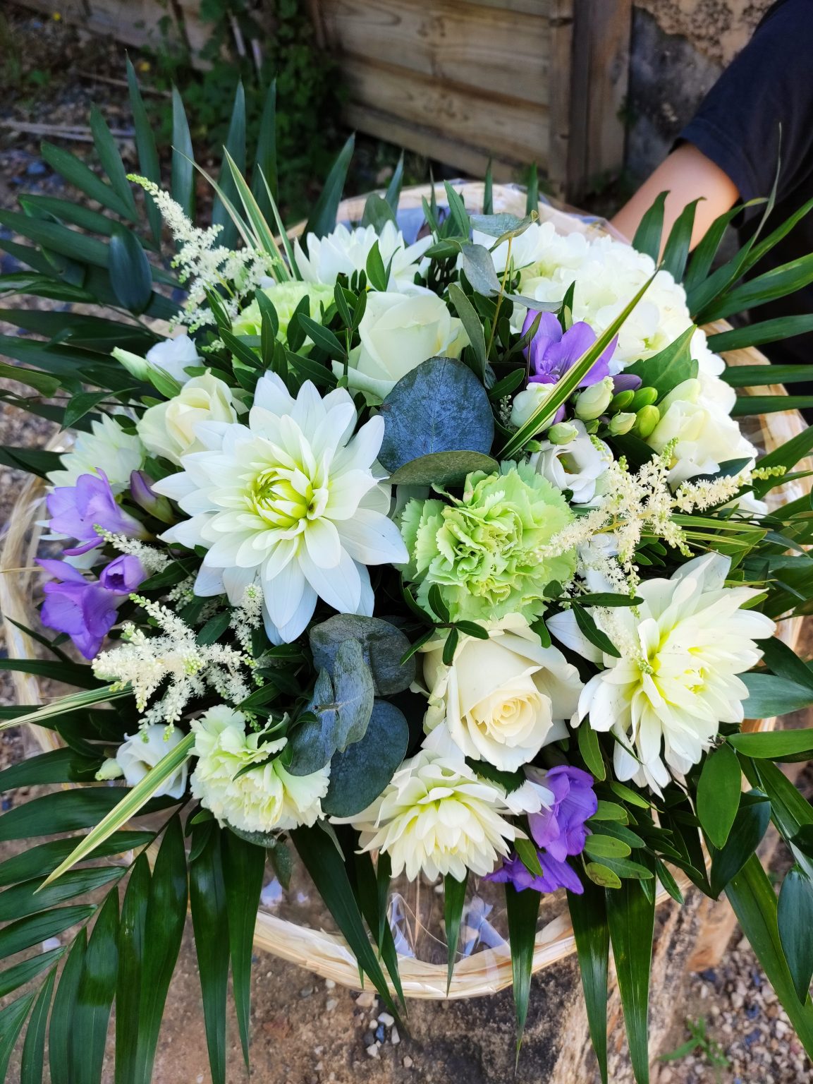 bouquet de dahlias,astilbes,oeillets et freesia