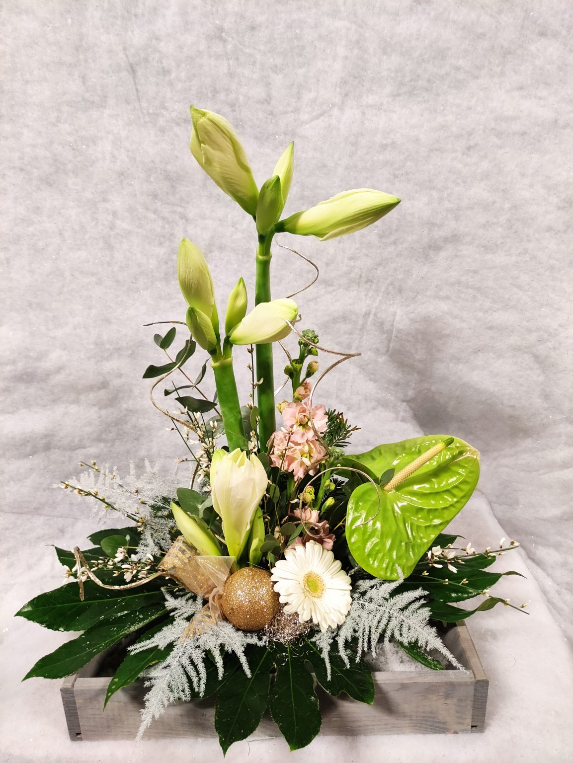 composition d amaryllis et d'anthurium dans contenant en verre