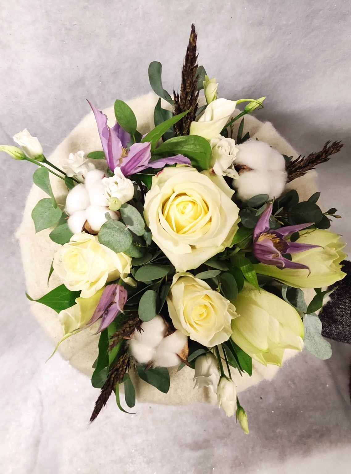 bouquet sur structure en laine blanche