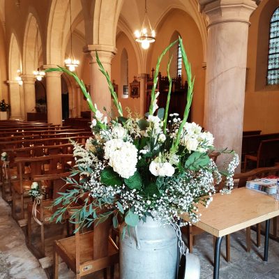 Berthe à lait fleurie de fleurs blanche pour entrée des mariées lors d'un cérémonie religieuse ou laïque