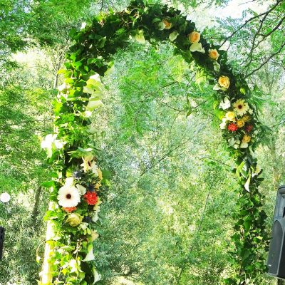 arche florale cérémonie de mariage laïque